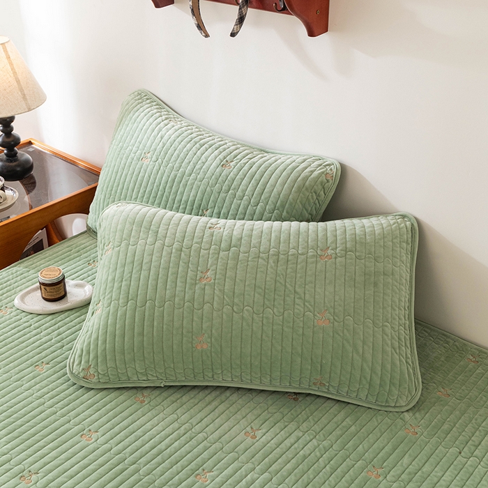 91家纺网 家纺一手货源 找家纺 沐纯家居 2025新款婴儿绒樱桃刺绣夹棉床笠 单件床笠 青柠色