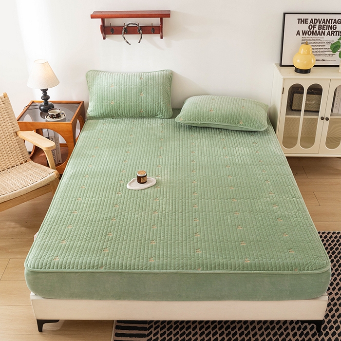 91家纺网 家纺一手货源 找家纺 沐纯家居 2025新款婴儿绒樱桃刺绣夹棉床笠 单件床笠 青柠色