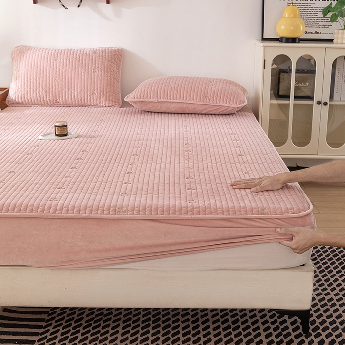 91家纺网 家纺一手货源 找家纺 沐纯家居 2025新款婴儿绒樱桃刺绣夹棉床笠 单件床笠 藕粉色