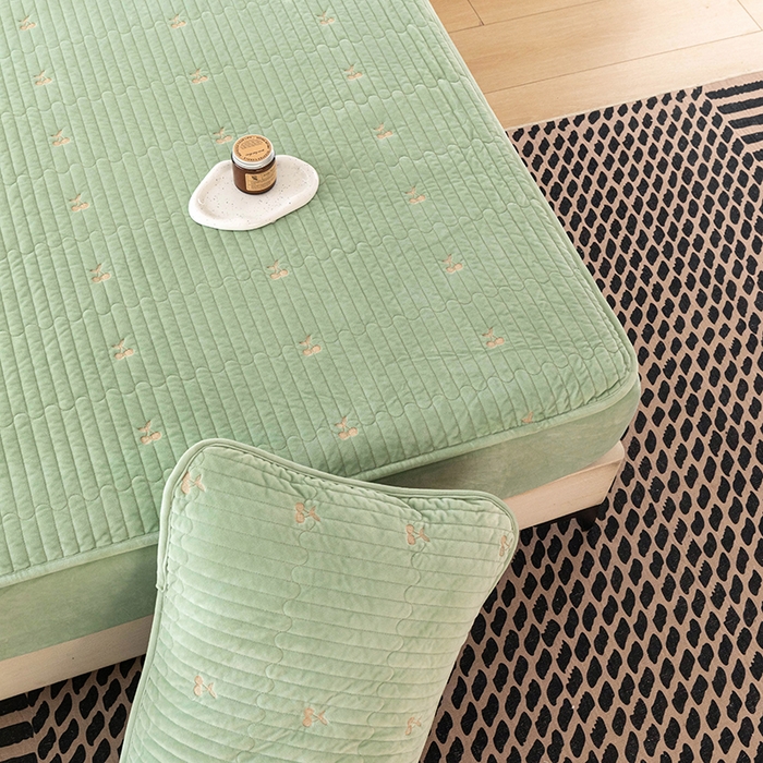 91家纺网 家纺一手货源 找家纺 沐纯家居 2025新款婴儿绒樱桃刺绣夹棉床笠 单件床笠 青柠色