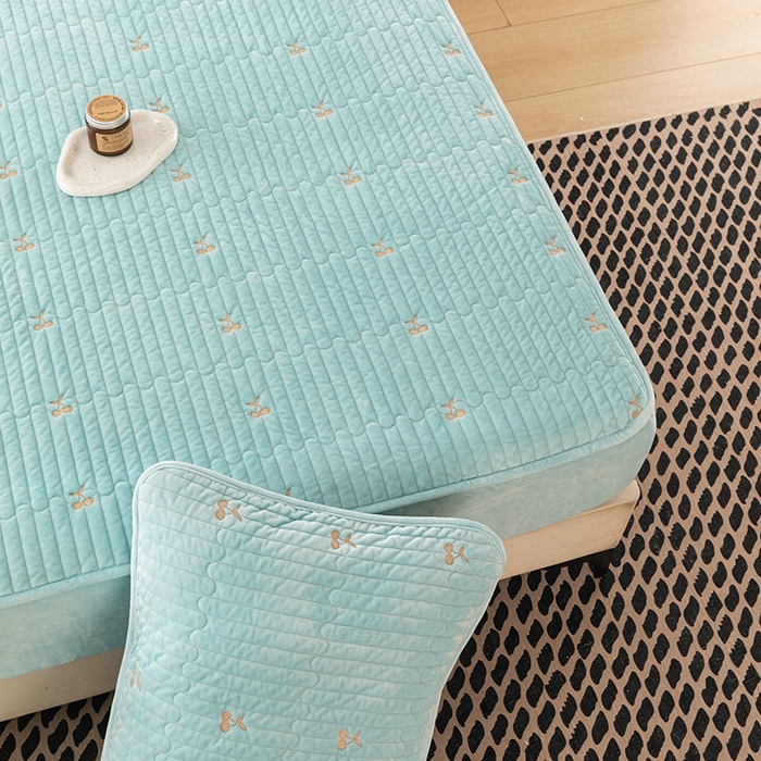 91家纺网 家纺一手货源 找家纺 沐纯家居 2025新款婴儿绒樱桃刺绣夹棉床笠 单件床笠 碧落蓝