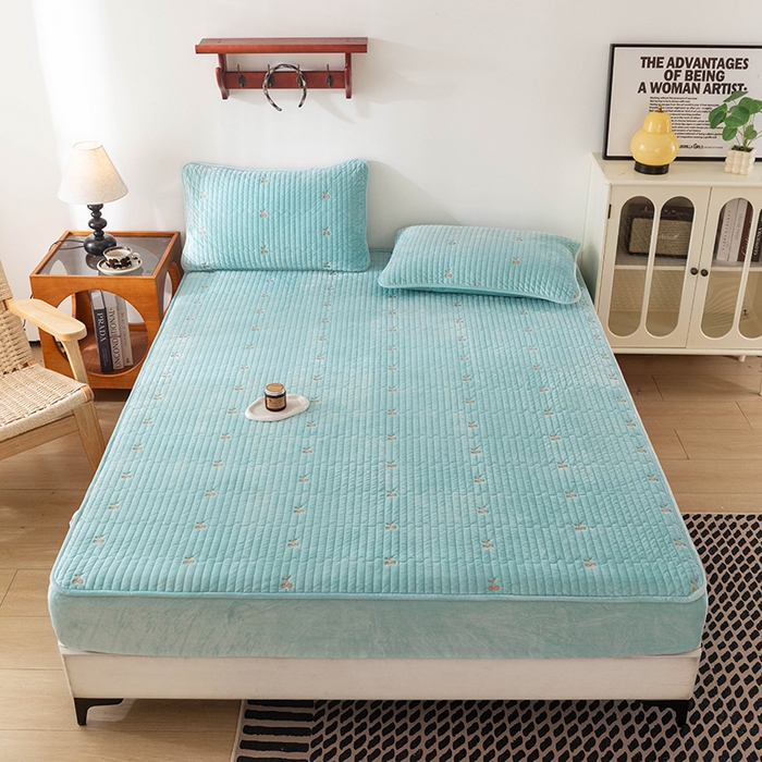 91家纺网 家纺一手货源 找家纺 沐纯家居 2025新款婴儿绒樱桃刺绣夹棉床笠 单件床笠 碧落蓝