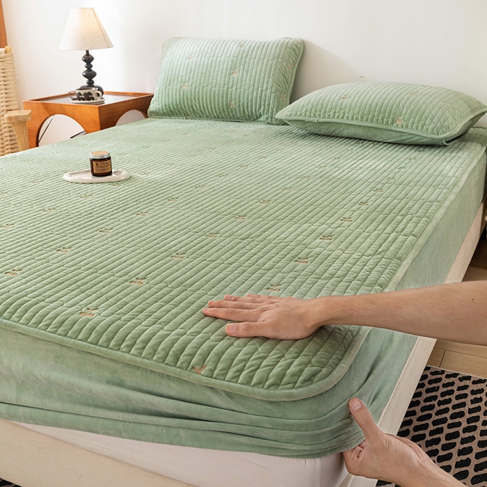 91家纺网 家纺一手货源 找家纺 沐纯家居 2025新款婴儿绒樱桃刺绣夹棉床笠 单件床笠 青柠色