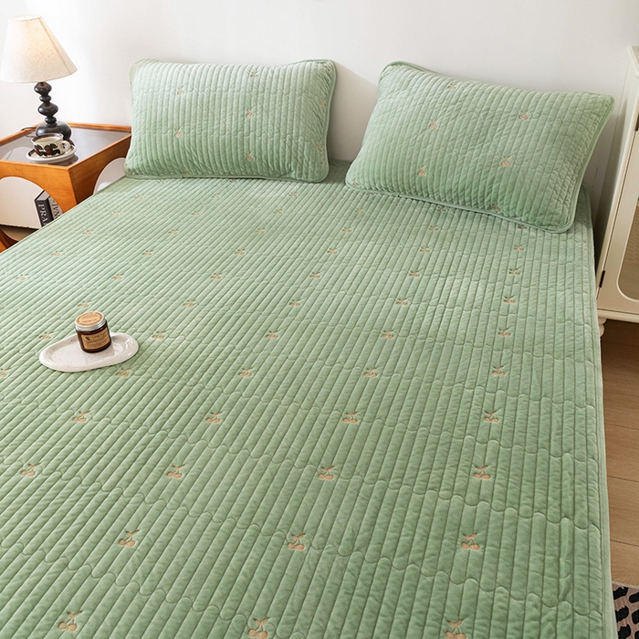 91家纺网 家纺一手货源 找家纺 沐纯家居 2025新款婴儿绒樱桃刺绣夹棉床笠 单件床笠 青柠色