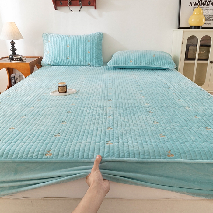 91家纺网 家纺一手货源 找家纺 沐纯家居 2025新款婴儿绒樱桃刺绣夹棉床笠 单件床笠 碧落蓝