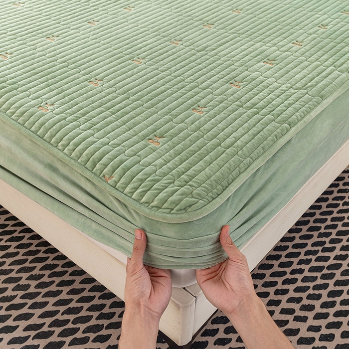 91家纺网 家纺一手货源 找家纺 沐纯家居 2025新款婴儿绒樱桃刺绣夹棉床笠 单件床笠 青柠色