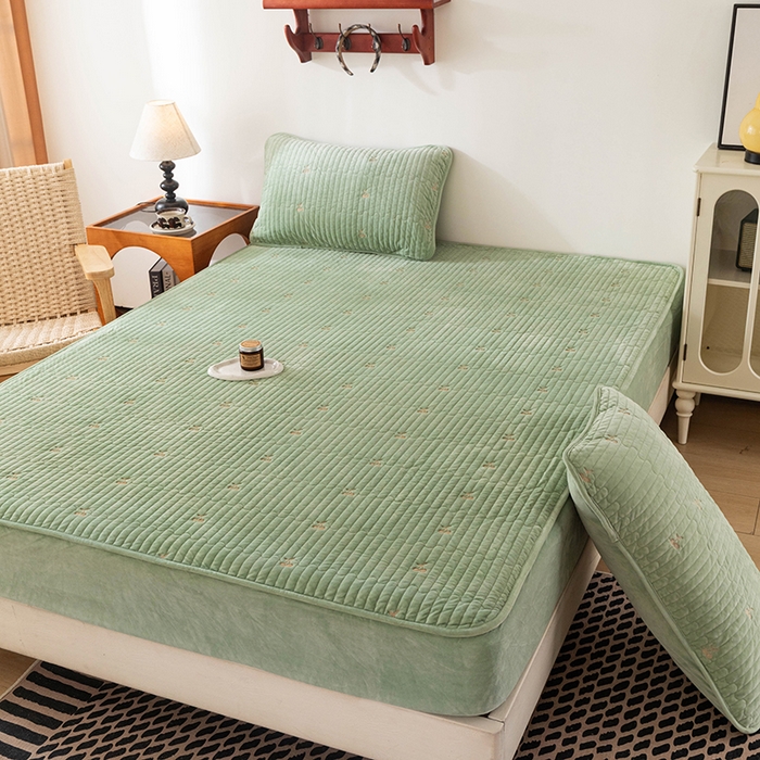 91家纺网 家纺一手货源 找家纺 沐纯家居 2025新款婴儿绒樱桃刺绣夹棉床笠 单件床笠 青柠色