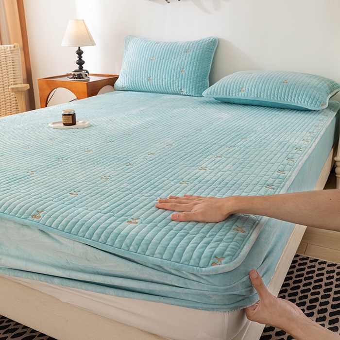 91家纺网 家纺一手货源 找家纺 沐纯家居 2025新款婴儿绒樱桃刺绣夹棉床笠 单件床笠 碧落蓝