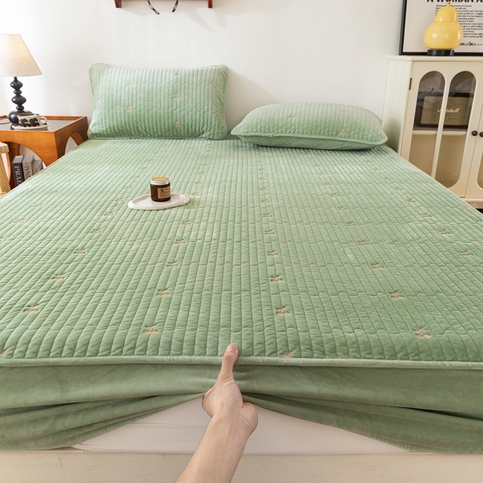 91家纺网 家纺一手货源 找家纺 沐纯家居 2025新款婴儿绒樱桃刺绣夹棉床笠 单件床笠 青柠色