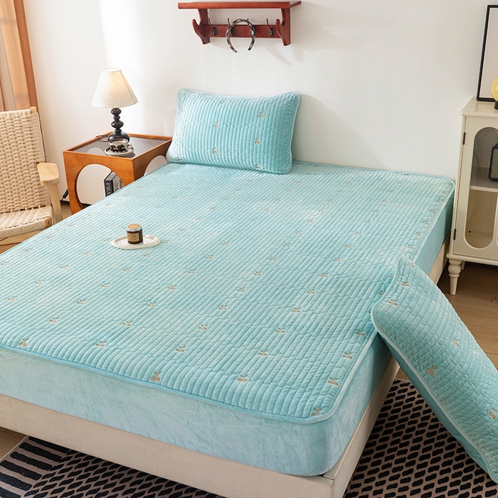 91家纺网 家纺一手货源 找家纺 沐纯家居 2025新款婴儿绒樱桃刺绣夹棉床笠 单件床笠 碧落蓝