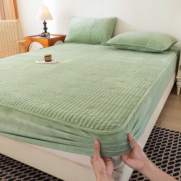 91家纺网 家纺一手货源 找家纺 沐纯家居 2025新款婴儿绒樱桃刺绣夹棉床笠 单件床笠 青柠色