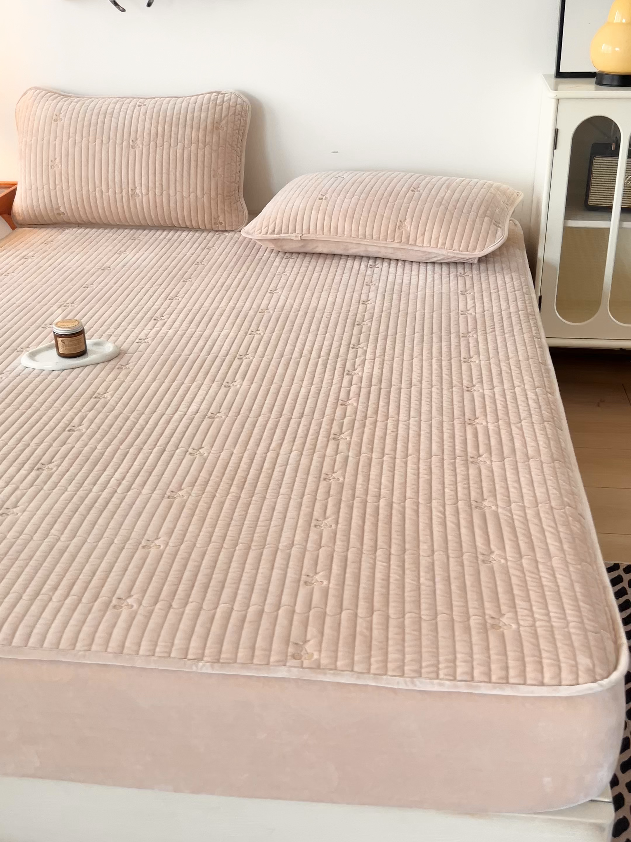 91家纺网 家纺一手货源 找家纺 沐纯家居 2025新款婴儿绒樱桃刺绣夹棉床笠 单件床笠 香槟金