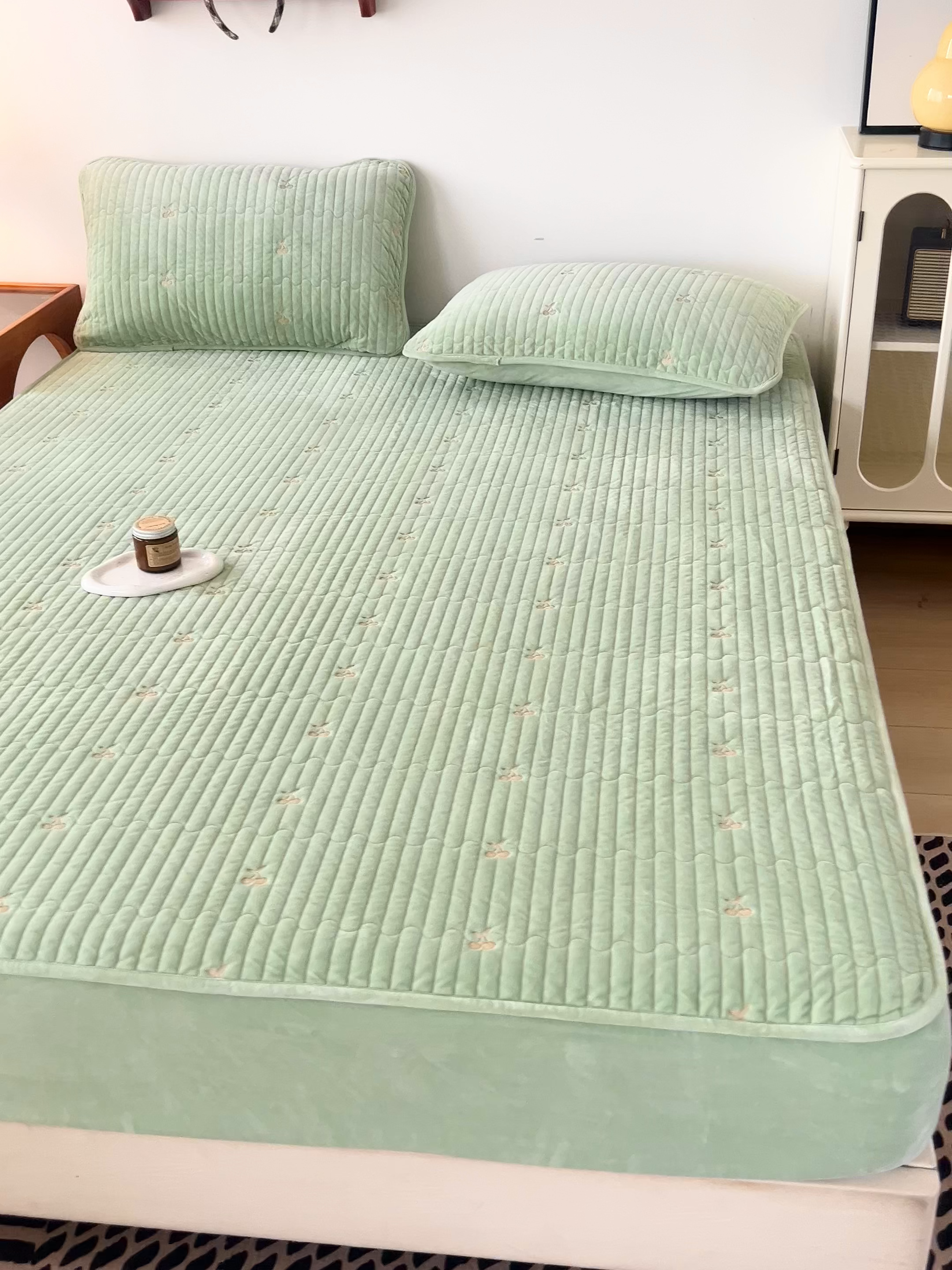 91家纺网 家纺一手货源 找家纺 沐纯家居 2025新款婴儿绒樱桃刺绣夹棉床笠 单件床笠 青柠色