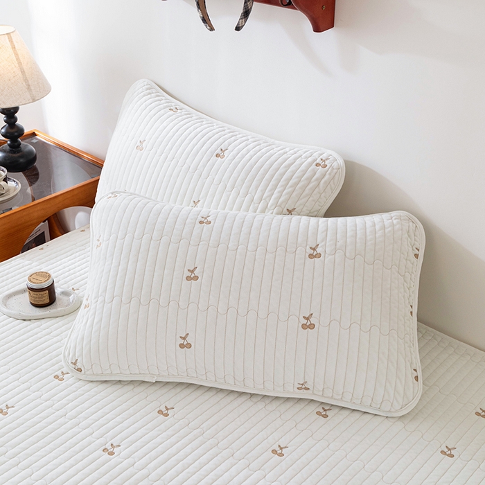 91家纺网 家纺一手货源 找家纺 沐纯家居 2025新款婴儿绒樱桃刺绣夹棉床笠 单件床笠 米月白