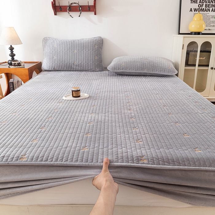 91家纺网 家纺一手货源 找家纺 沐纯家居 2025新款婴儿绒樱桃刺绣夹棉床笠 单件床笠 高级灰