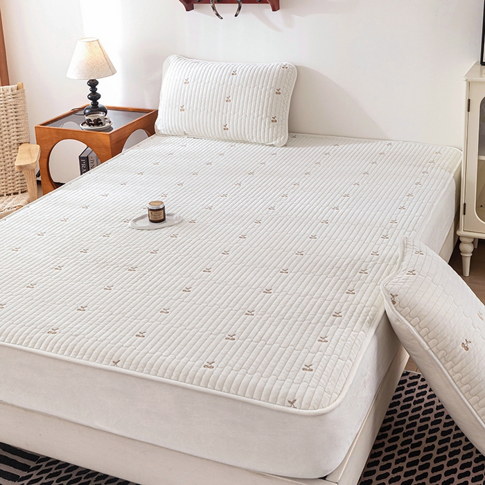 91家纺网 家纺一手货源 找家纺 沐纯家居 2025新款婴儿绒樱桃刺绣夹棉床笠 单件床笠 米月白