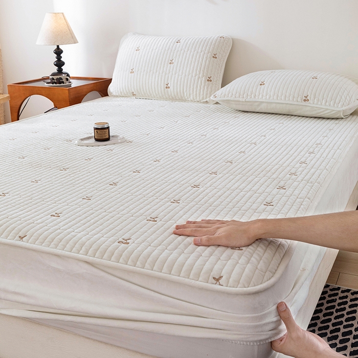 91家纺网 家纺一手货源 找家纺 沐纯家居 2025新款婴儿绒樱桃刺绣夹棉床笠 单件床笠 米月白