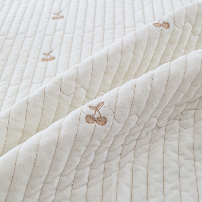 91家纺网 家纺一手货源 找家纺 沐纯家居 2025新款婴儿绒樱桃刺绣夹棉床笠 单件床笠 米月白