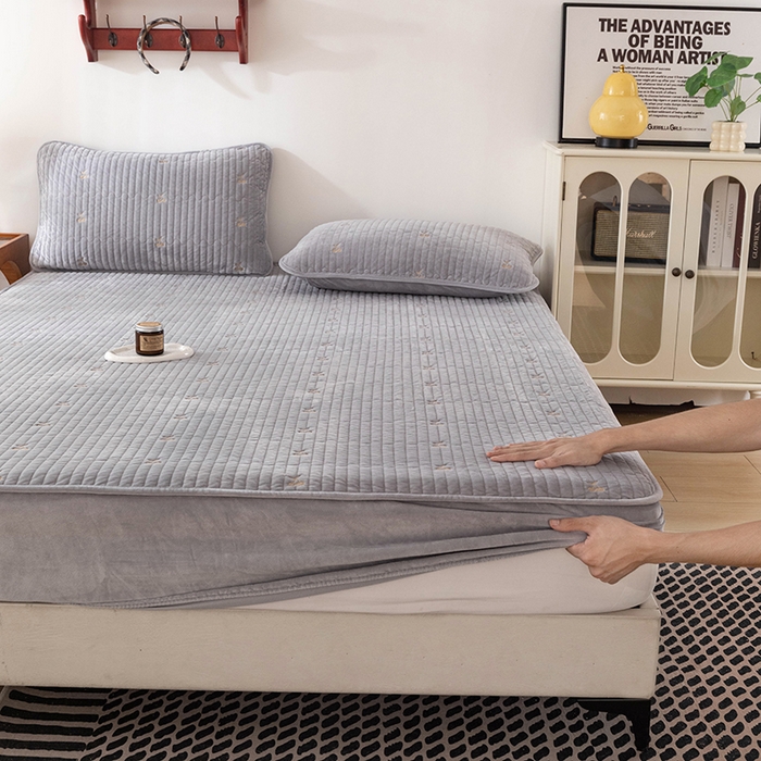 91家纺网 家纺一手货源 找家纺 沐纯家居 2025新款婴儿绒樱桃刺绣夹棉床笠 单件床笠 高级灰