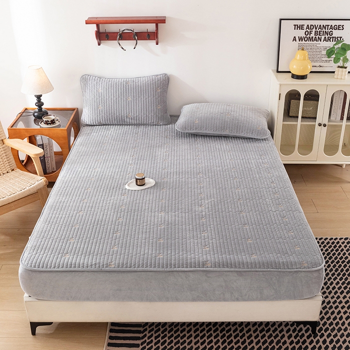 91家纺网 家纺一手货源 找家纺 沐纯家居 2025新款婴儿绒樱桃刺绣夹棉床笠 单件床笠 高级灰