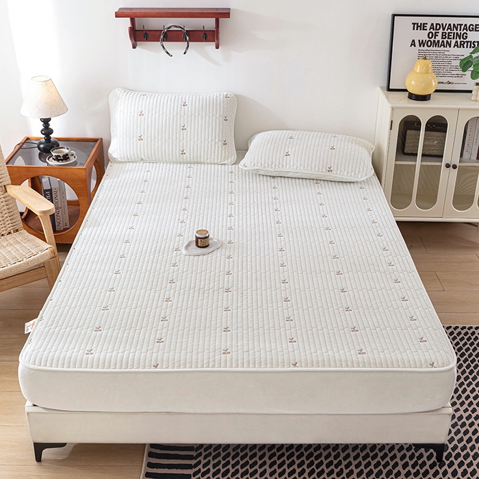 91家纺网 家纺一手货源 找家纺 沐纯家居 2025新款婴儿绒樱桃刺绣夹棉床笠 单件床笠 米月白