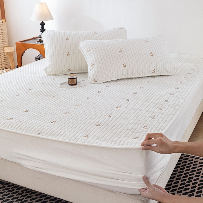 91家纺网 家纺一手货源 找家纺 沐纯家居 2025新款婴儿绒樱桃刺绣夹棉床笠 单件床笠 米月白