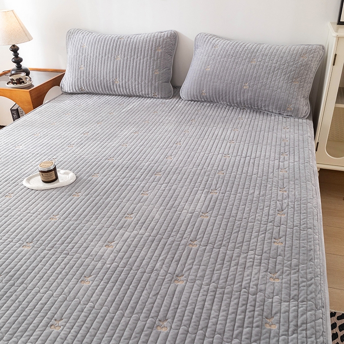 91家纺网 家纺一手货源 找家纺 沐纯家居 2025新款婴儿绒樱桃刺绣夹棉床笠 单件床笠 高级灰