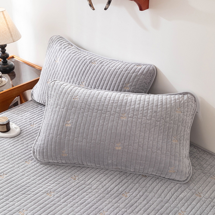 91家纺网 家纺一手货源 找家纺 沐纯家居 2025新款婴儿绒樱桃刺绣夹棉床笠 单件床笠 高级灰