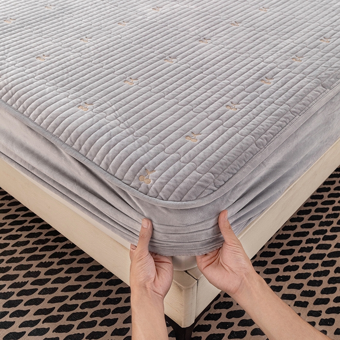 91家纺网 家纺一手货源 找家纺 沐纯家居 2025新款婴儿绒樱桃刺绣夹棉床笠 单件床笠 高级灰