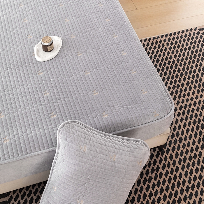 91家纺网 家纺一手货源 找家纺 沐纯家居 2025新款婴儿绒樱桃刺绣夹棉床笠 单件床笠 高级灰