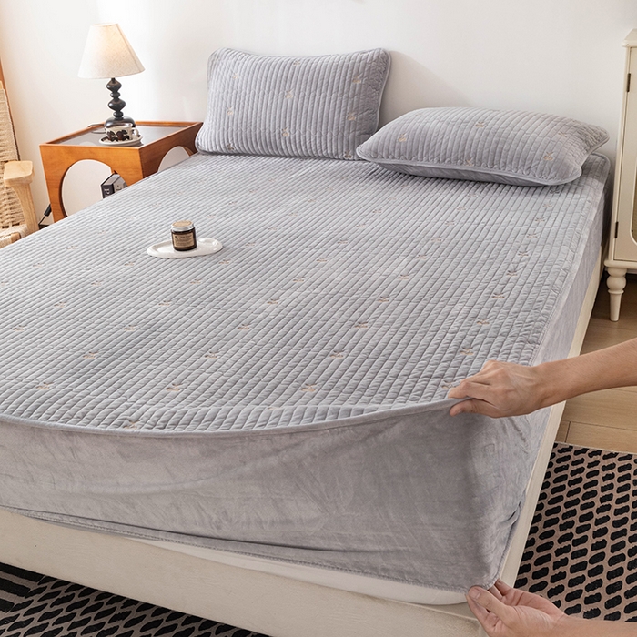 91家纺网 家纺一手货源 找家纺 沐纯家居 2025新款婴儿绒樱桃刺绣夹棉床笠 单件床笠 高级灰