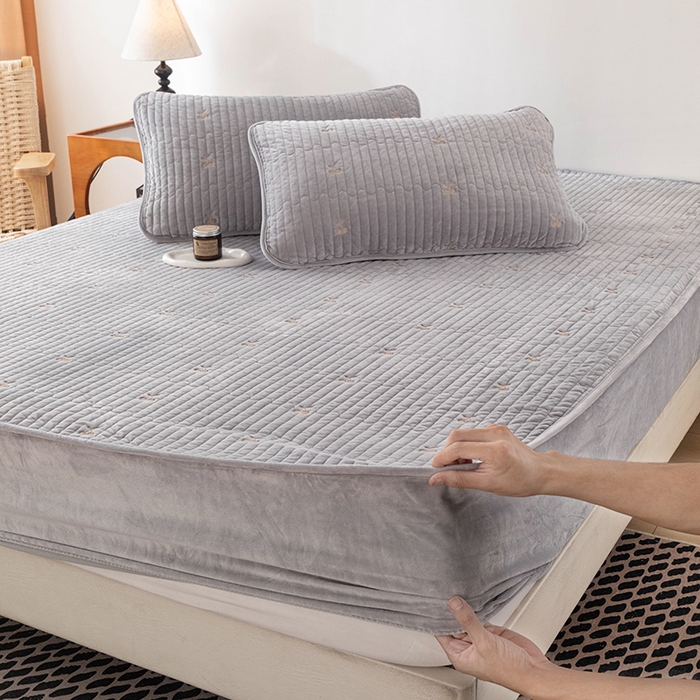 91家纺网 家纺一手货源 找家纺 沐纯家居 2025新款婴儿绒樱桃刺绣夹棉床笠 单件床笠 高级灰