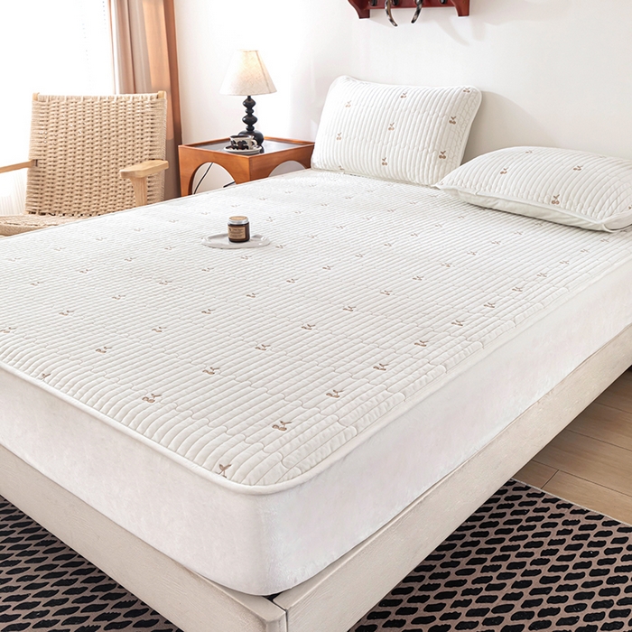 91家纺网 家纺一手货源 找家纺 沐纯家居 2025新款婴儿绒樱桃刺绣夹棉床笠 单件床笠 米月白