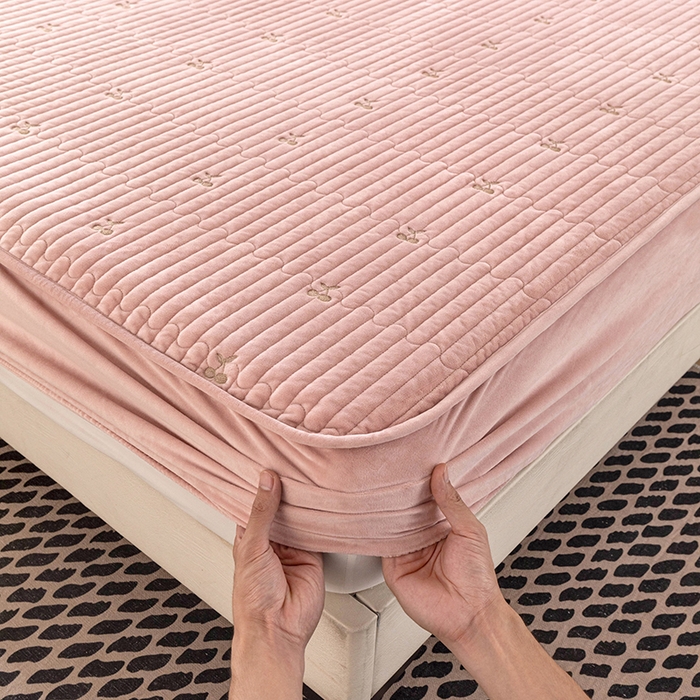 91家纺网 家纺一手货源 找家纺 沐纯家居 2025新款婴儿绒樱桃刺绣夹棉床笠 单件床笠 藕粉色