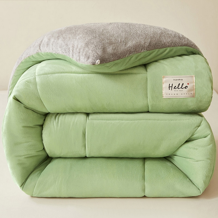 91家纺网 家纺一手货源 找家纺 雅颂缘2025新款牛奶绒冬被外贸跨境果绿拼灰