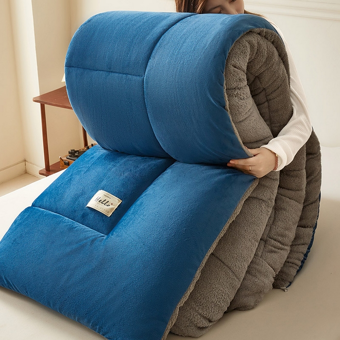 91家纺网 家纺一手货源 找家纺 雅颂缘2025新款牛奶绒冬被外贸跨境蓝拼灰