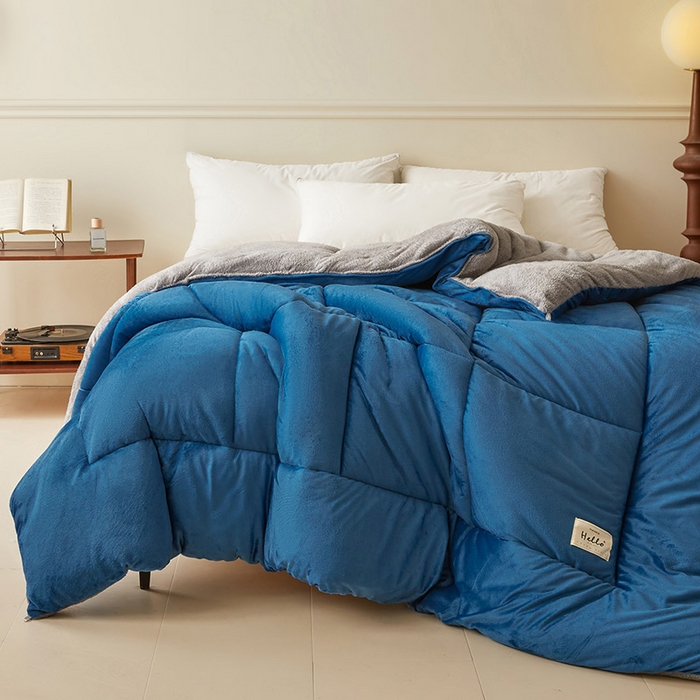 91家纺网 家纺一手货源 找家纺 雅颂缘2025新款牛奶绒冬被外贸跨境蓝拼灰