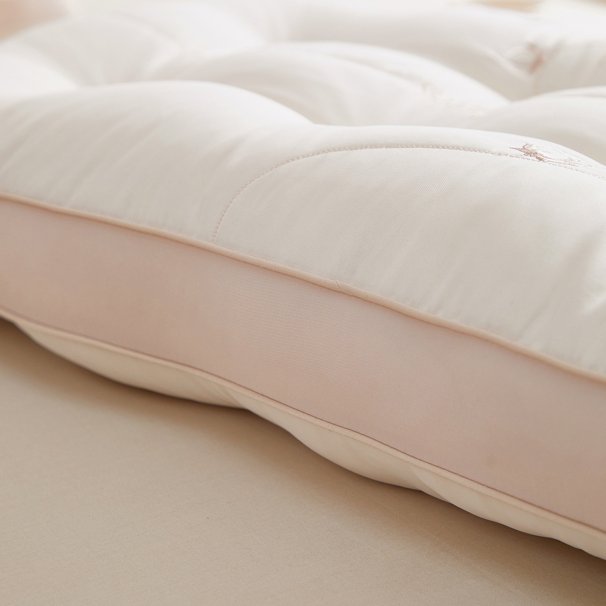 91家纺网 家纺一手货源 找家纺 （总）珍贝家纺 2025新款舒适贴布绣棉花枕枕头枕芯