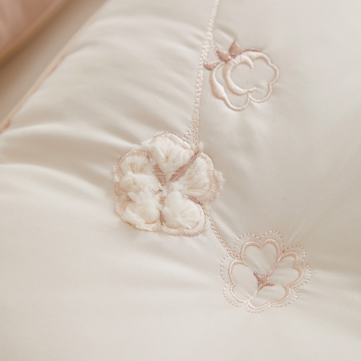 91家纺网 家纺一手货源 找家纺 （总）珍贝家纺 2025新款舒适贴布绣棉花枕枕头枕芯