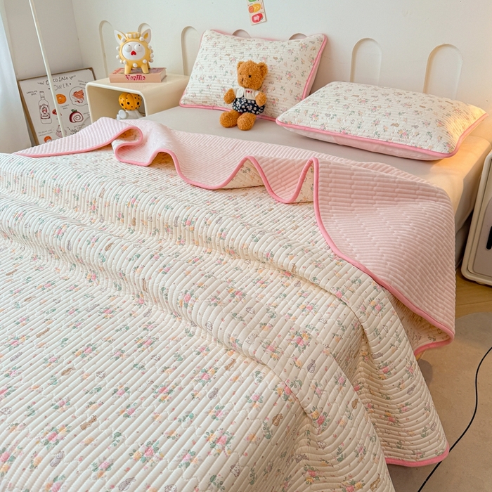 91家纺网 家纺一手货源 找家纺 雅萱家纺 2025新款棉加绒全棉填充双面可用多功能印花床盖 棉加绒棉花床盖-春日奇迹