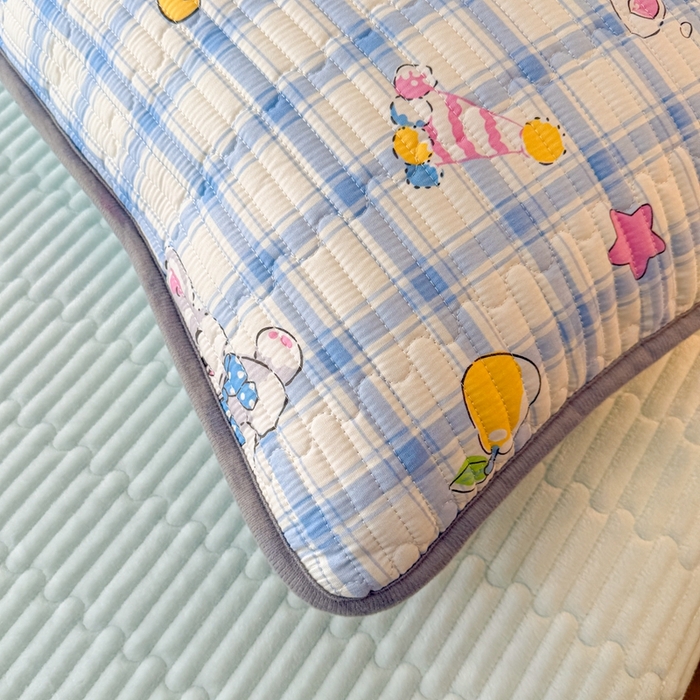 91家纺网 家纺一手货源 找家纺 雅萱家纺 2025新款棉加绒全棉填充双面可用多功能印花床盖 棉加绒棉花床盖-萌汪彩星