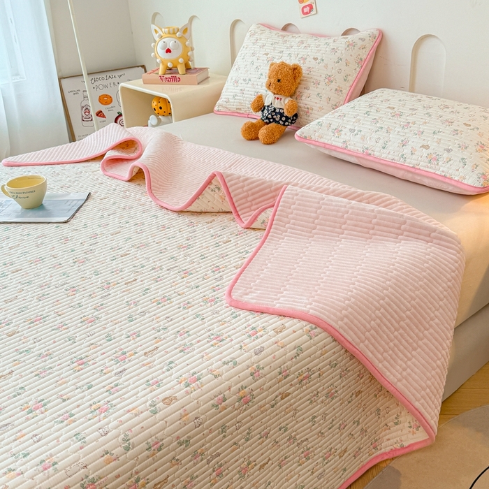 91家纺网 家纺一手货源 找家纺 雅萱家纺 2025新款棉加绒全棉填充双面可用多功能印花床盖 棉加绒棉花床盖-春日奇迹