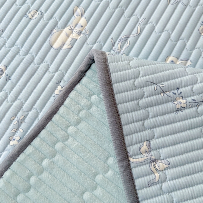 91家纺网 家纺一手货源 找家纺 雅萱家纺 2025新款棉加绒全棉填充双面可用多功能印花床盖 棉加绒棉花床盖-晴天小兔