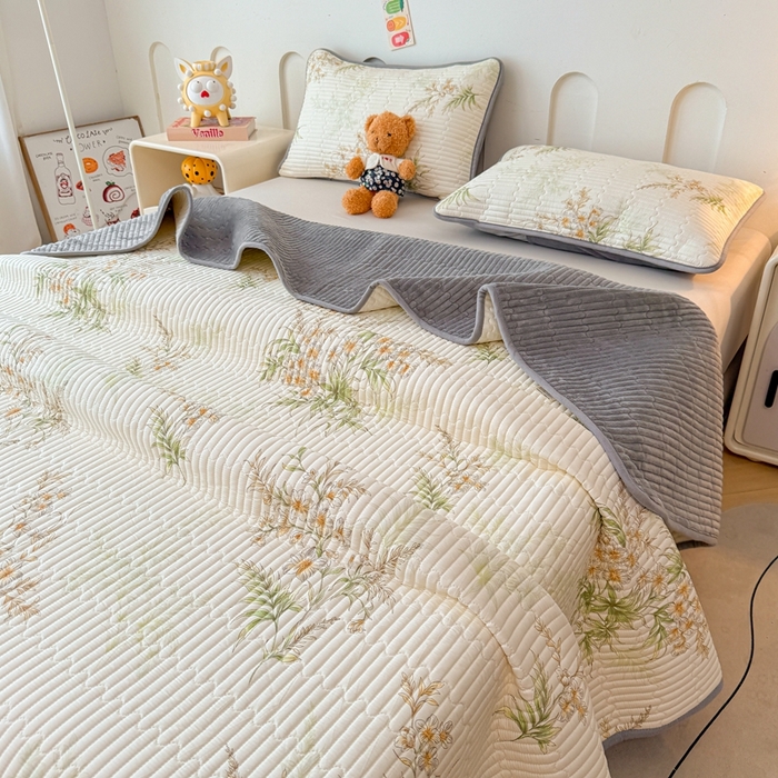 91家纺网 家纺一手货源 找家纺 雅萱家纺 2025新款棉加绒全棉填充双面可用多功能印花床盖 棉加绒棉花床盖-仙草