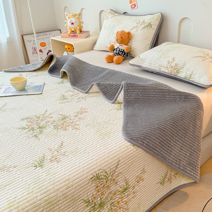 91家纺网 家纺一手货源 找家纺 雅萱家纺 2025新款棉加绒全棉填充双面可用多功能印花床盖 棉加绒棉花床盖-仙草