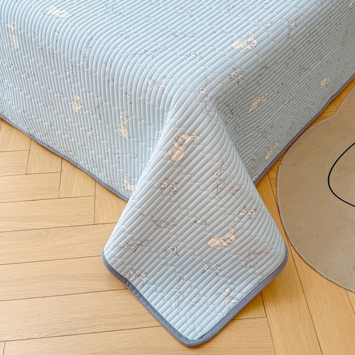 91家纺网 家纺一手货源 找家纺 雅萱家纺 2025新款棉加绒全棉填充双面可用多功能印花床盖 棉加绒棉花床盖-晴天小兔