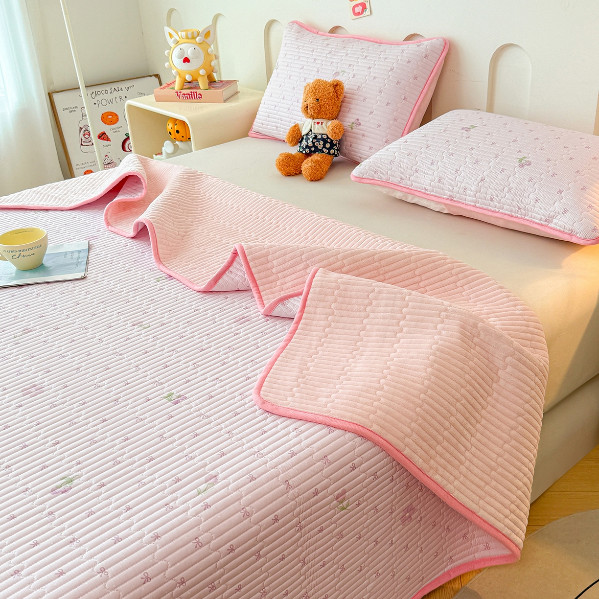 91家纺网 家纺一手货源 找家纺 雅萱家纺 2025新款棉加绒全棉填充双面可用多功能印花床盖 棉加绒棉花床盖-紫韵