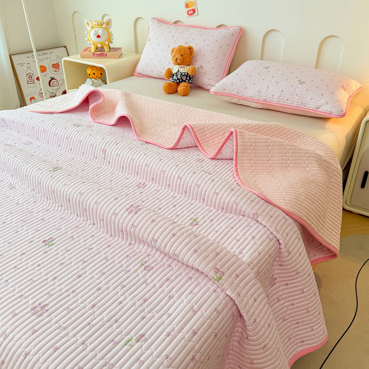 91家纺网 家纺一手货源 找家纺 雅萱家纺 2025新款棉加绒全棉填充双面可用多功能印花床盖 棉加绒棉花床盖-紫韵