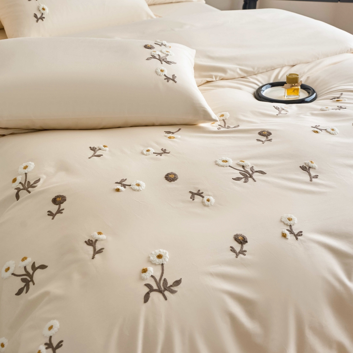 91家纺网 家纺一手货源 找家纺 悦然毛巾被 2025新款全棉纯棉斜纹毛巾绣四件套 花样年华奶白