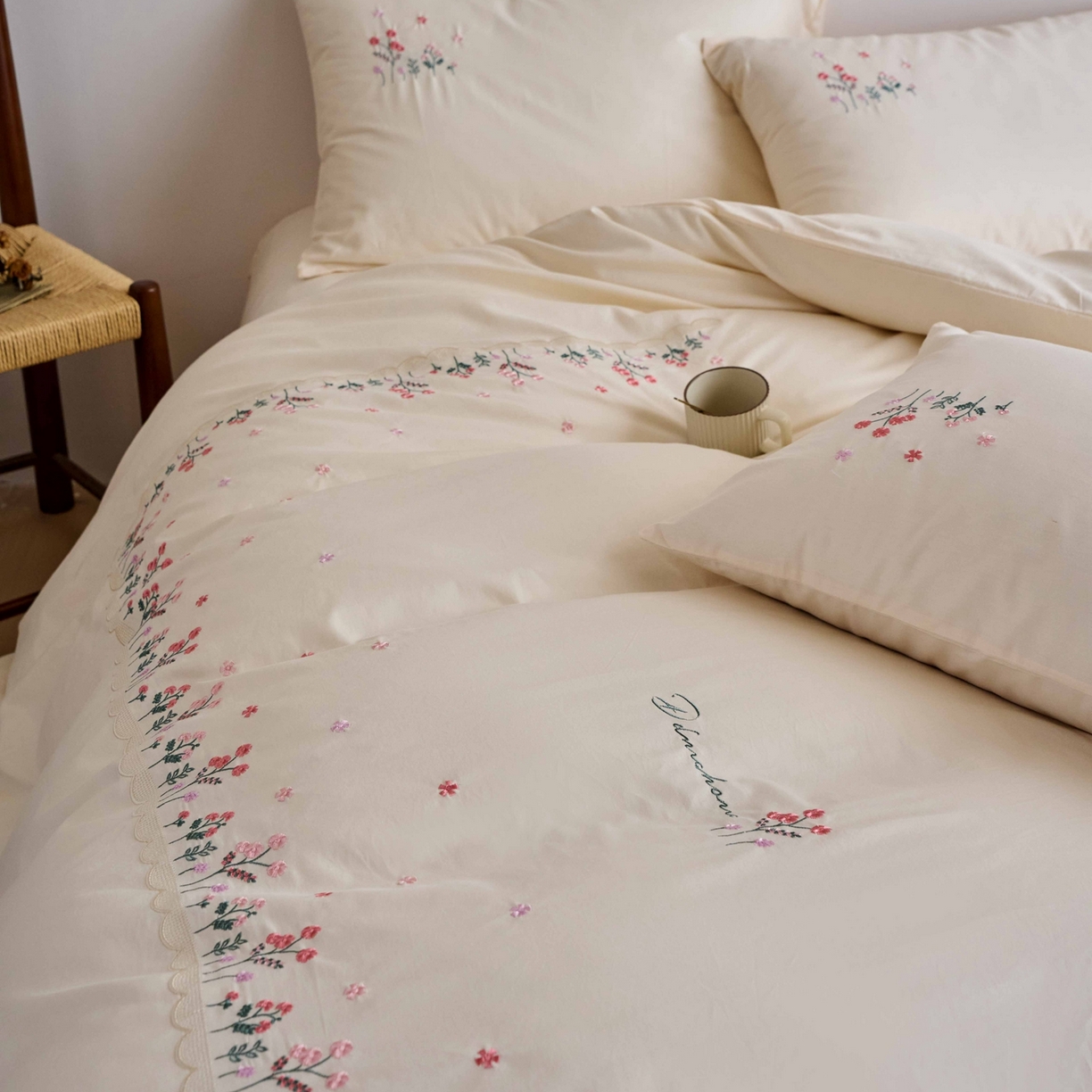 91家纺网 家纺一手货源 找家纺 悦然毛巾被 2025新款全棉纯棉斜纹毛巾绣四件套 春色满园米白